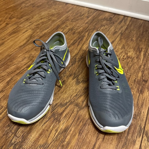 Nike Flywire Women's Size 7.5 Gray Green Running Sneakers Shoes - Picture 2 of 10